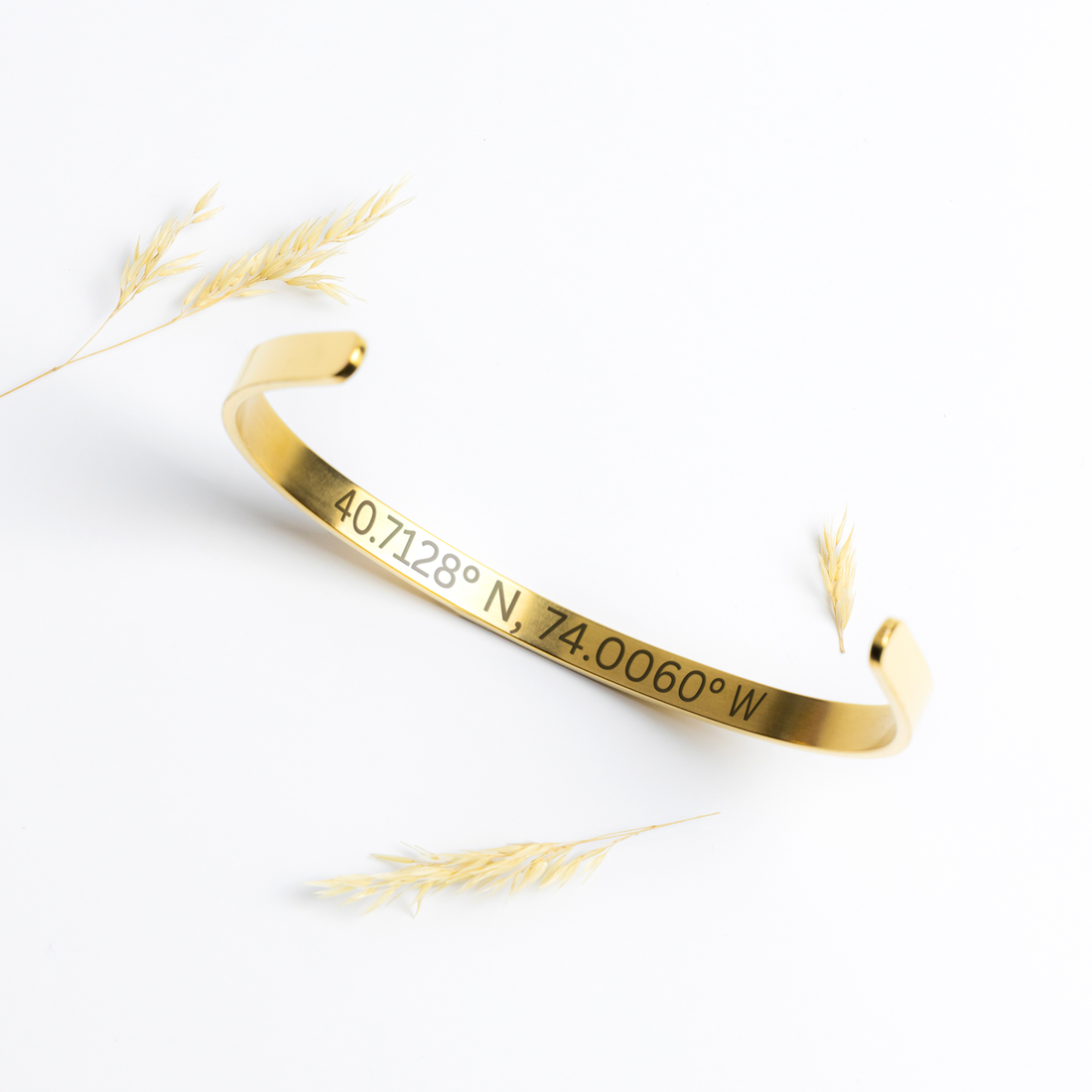Custom_Coordinates_Cuff_Bracelet__Per_Rose_Gold_Lifestyle_02_Mockup.png